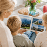 Eine Familie schaut ein Fotobuch an