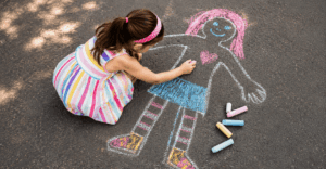 36 einfache Sommer Spiele für Kinder im Schatten Ein Mädchen malt mit Kreide ihren Umriss aus