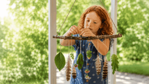 36 einfache Sommer Spiele für Kinder im Schatten Ein Kind bastelt ein Naturmobile