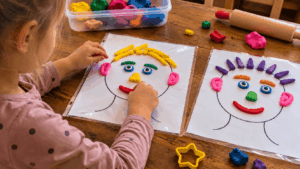 Knete selber machen: Einfaches Rezept + 15 kreative Spielideen für Kinder knetegesichter